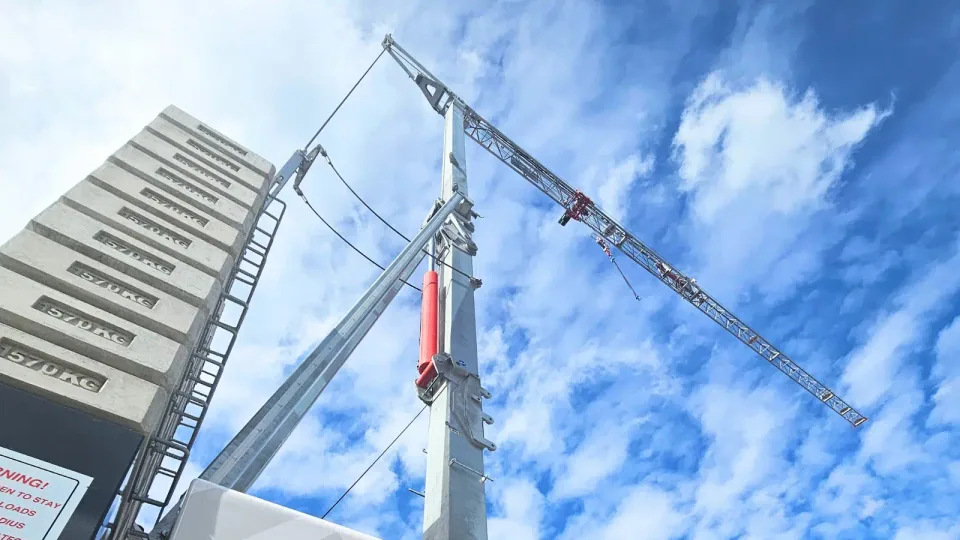 Snelmontagekraan met ballast tegen een blauwe lucht