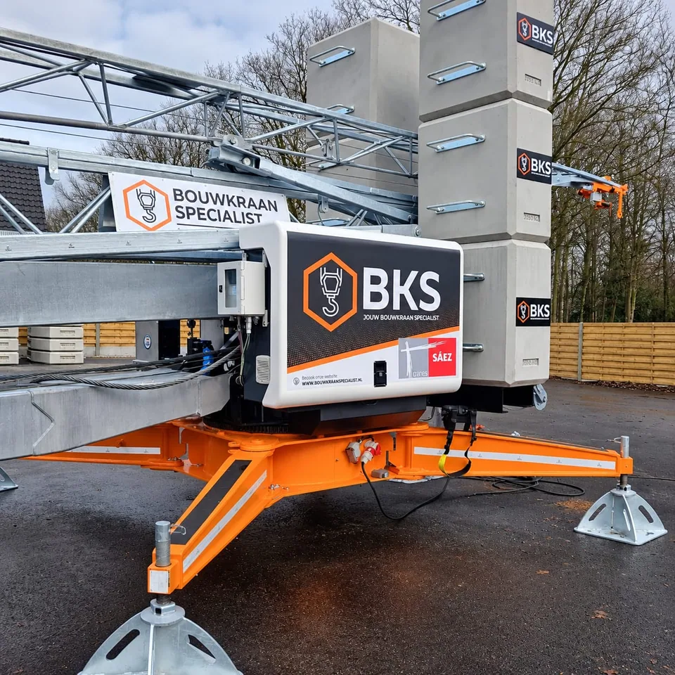 Bouwkraan van Bouwkraanspecialist met ballast en uitgeklapte steunpoten